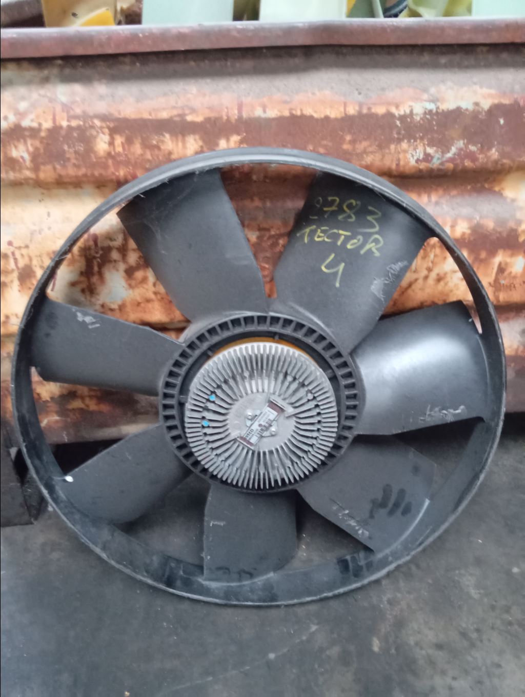 piece_IVECO 100E18  VENTILATEUR MOTEUR 500392864
