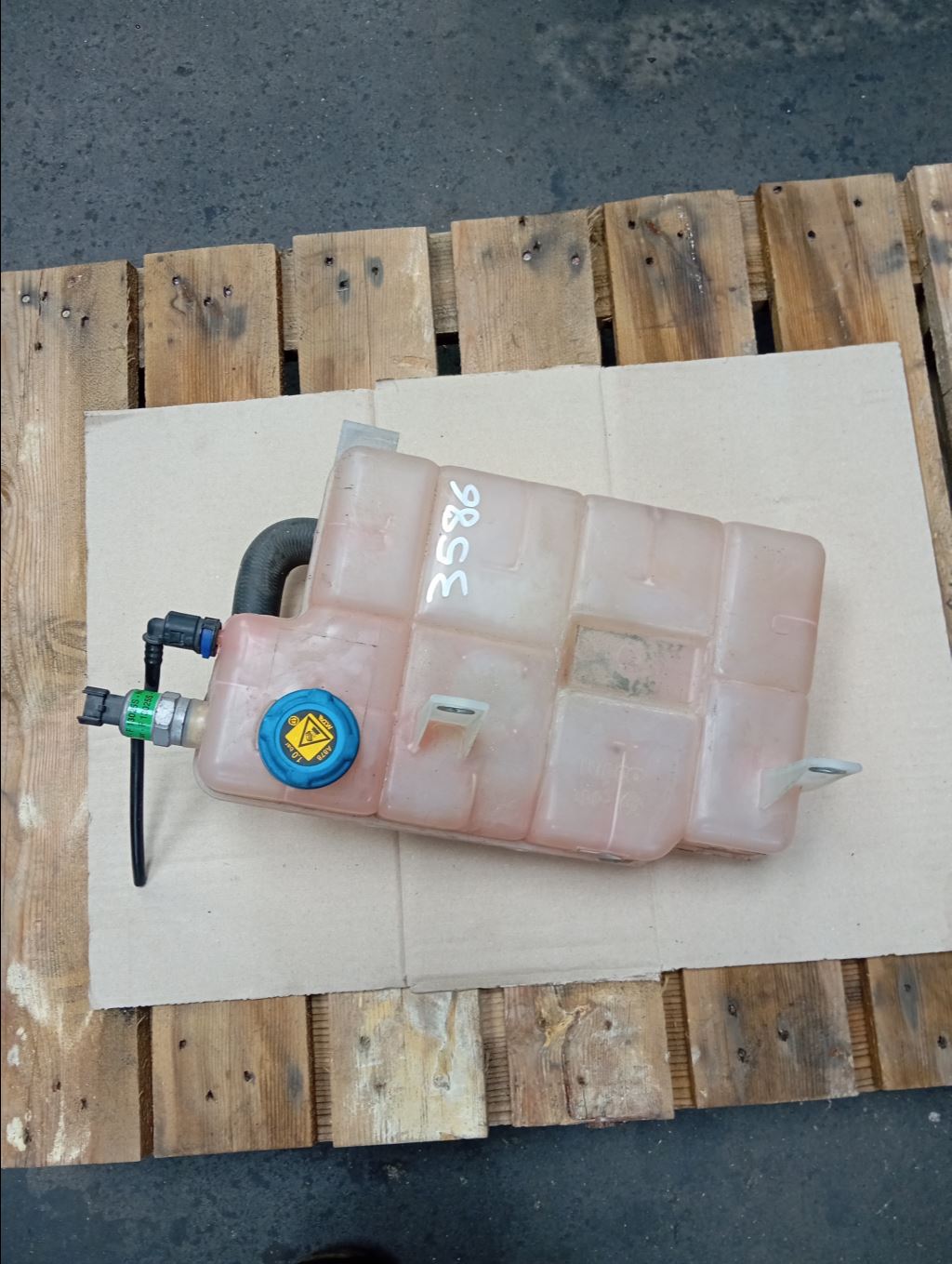 piece_IVECO 35C15  VASE D'EXPENSION 504359964