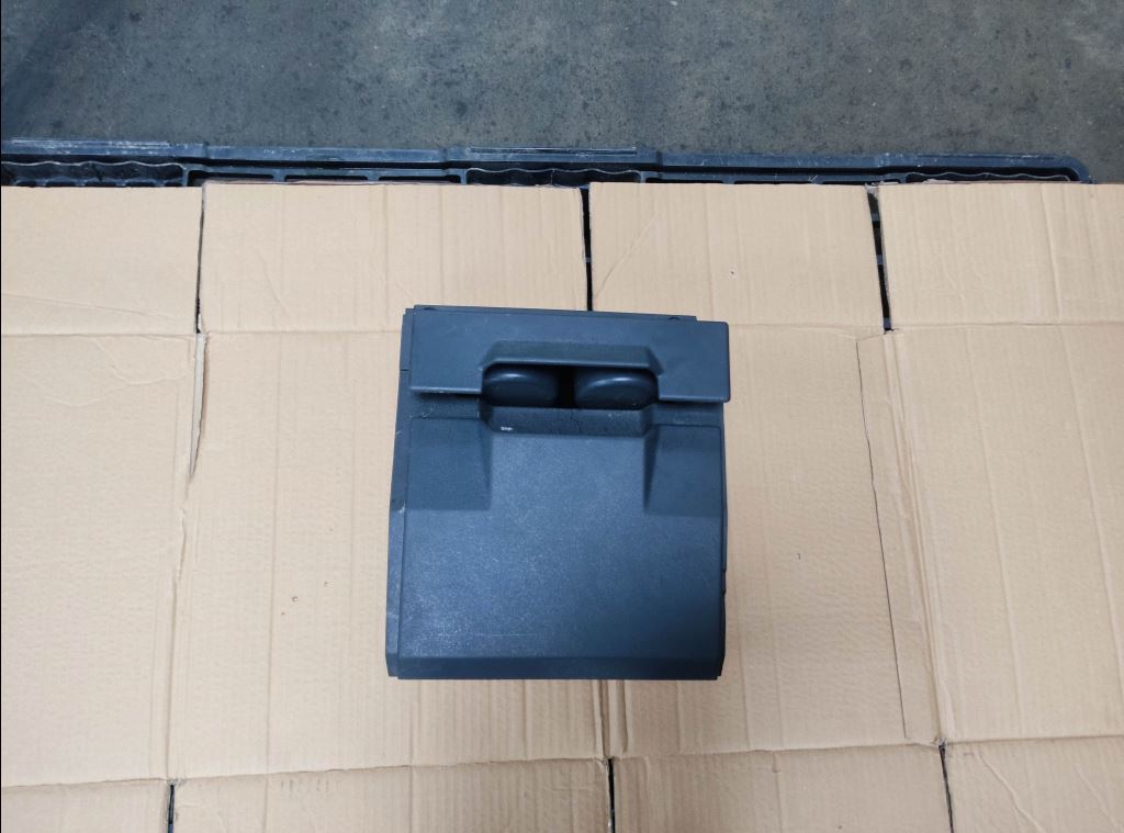 piece_RENAULT T440 CAISSE DE RANGEMENT DE CABINE 7484527817