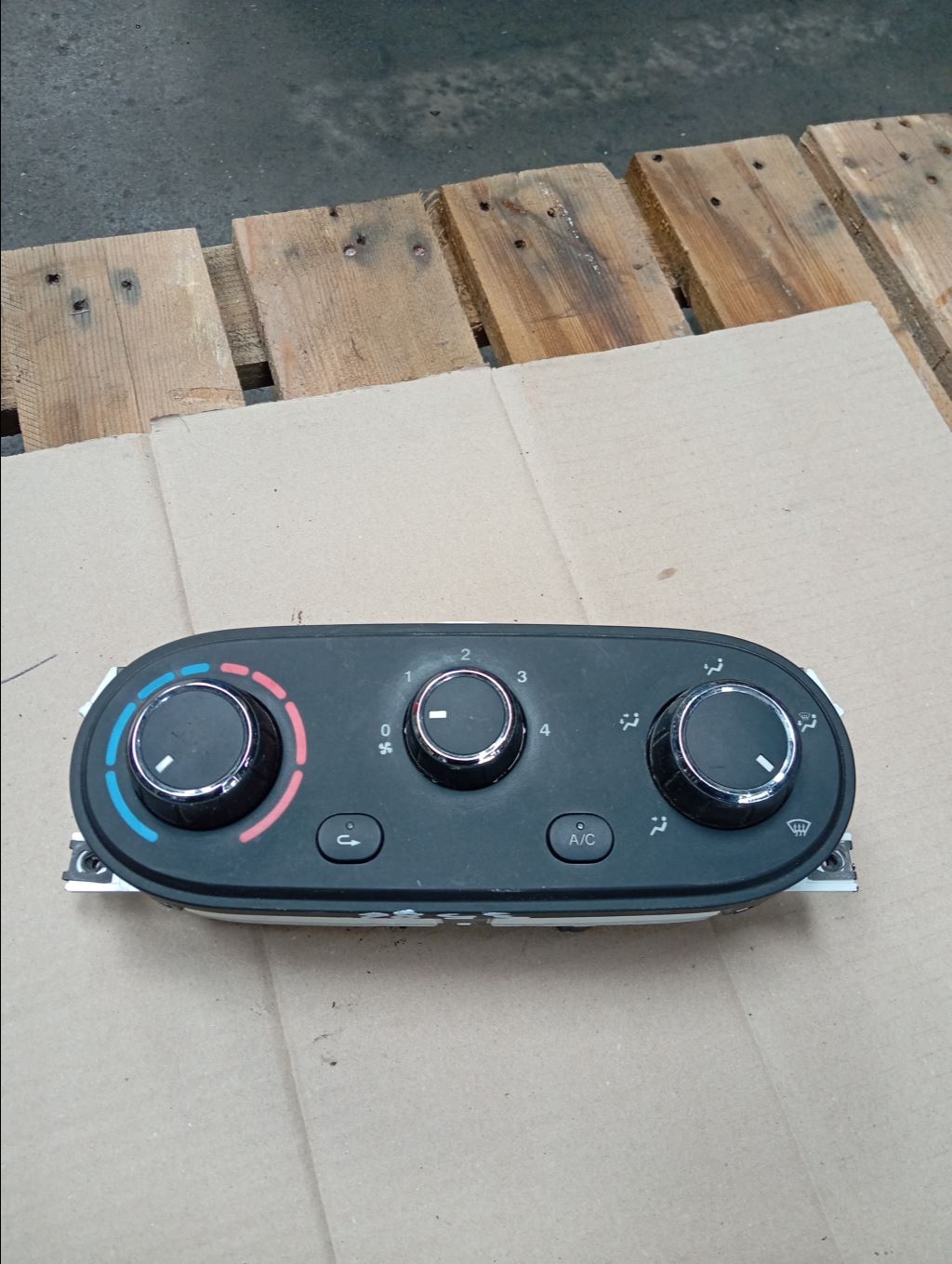 piece_IVECO 35C15 COMM CHAUFCOMMANDE DE CHAUFFAGE 42569389