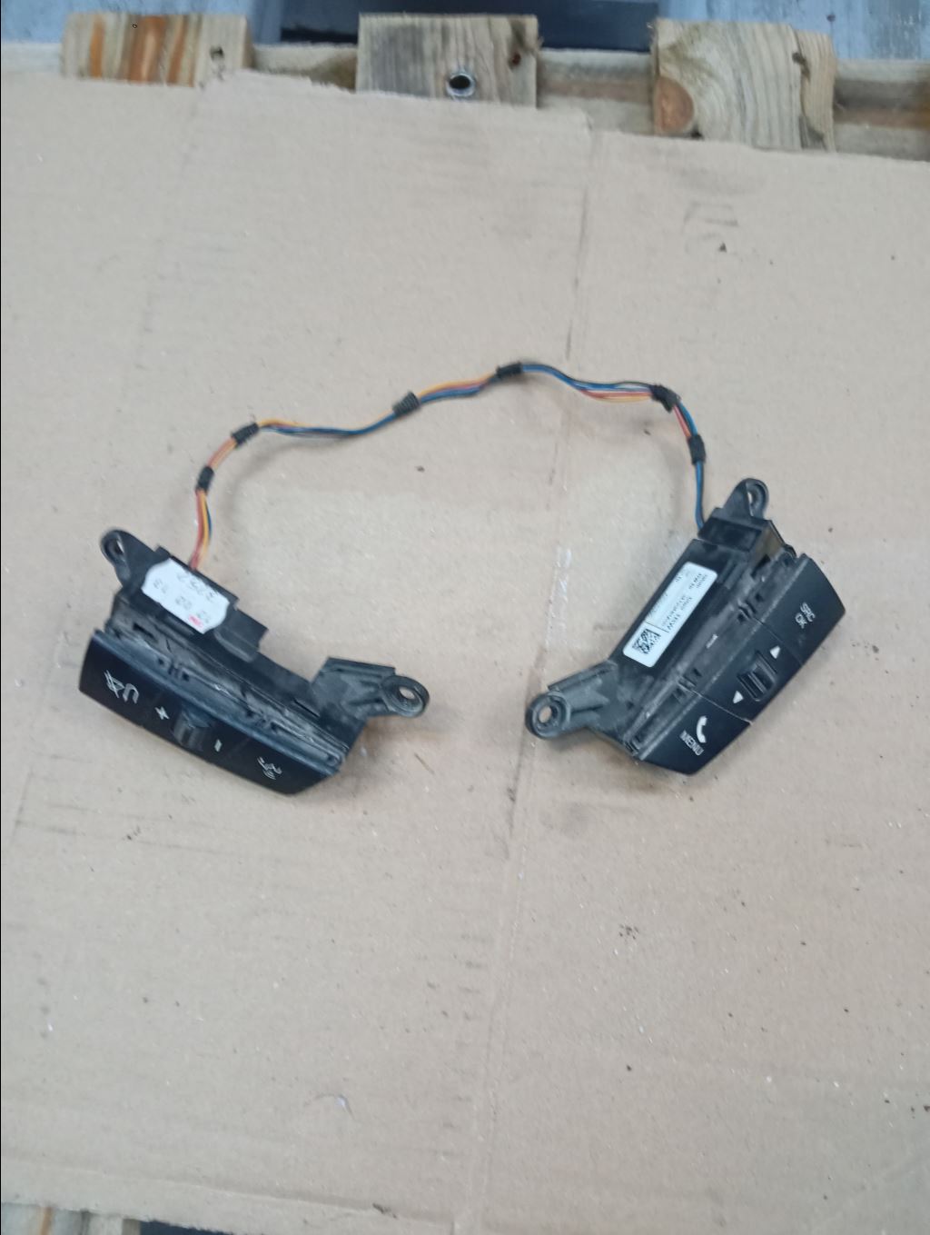 piece_CITROEN JUMPER  COMMANDE RADIO AU VOLANT 1607084080