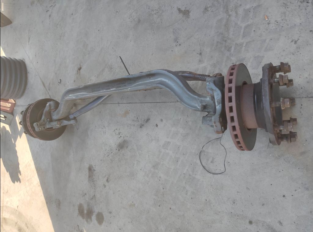 piece_VOLVO FE  FUSEE AVANT GAUCHE 82144368