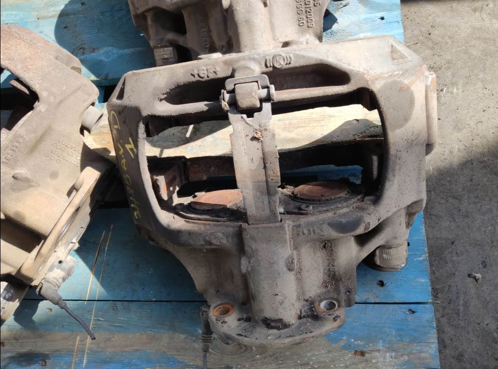 piece_DAF CF85  ETRIER DE FREIN AVANT DROIT 1978635