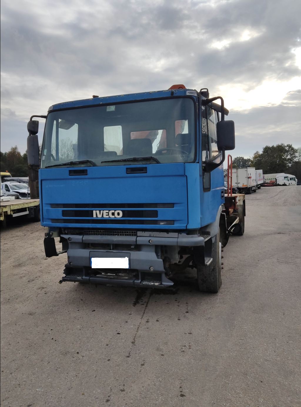 piece_IVECO 190E27 RL CALANDRE SUPERIEURE
