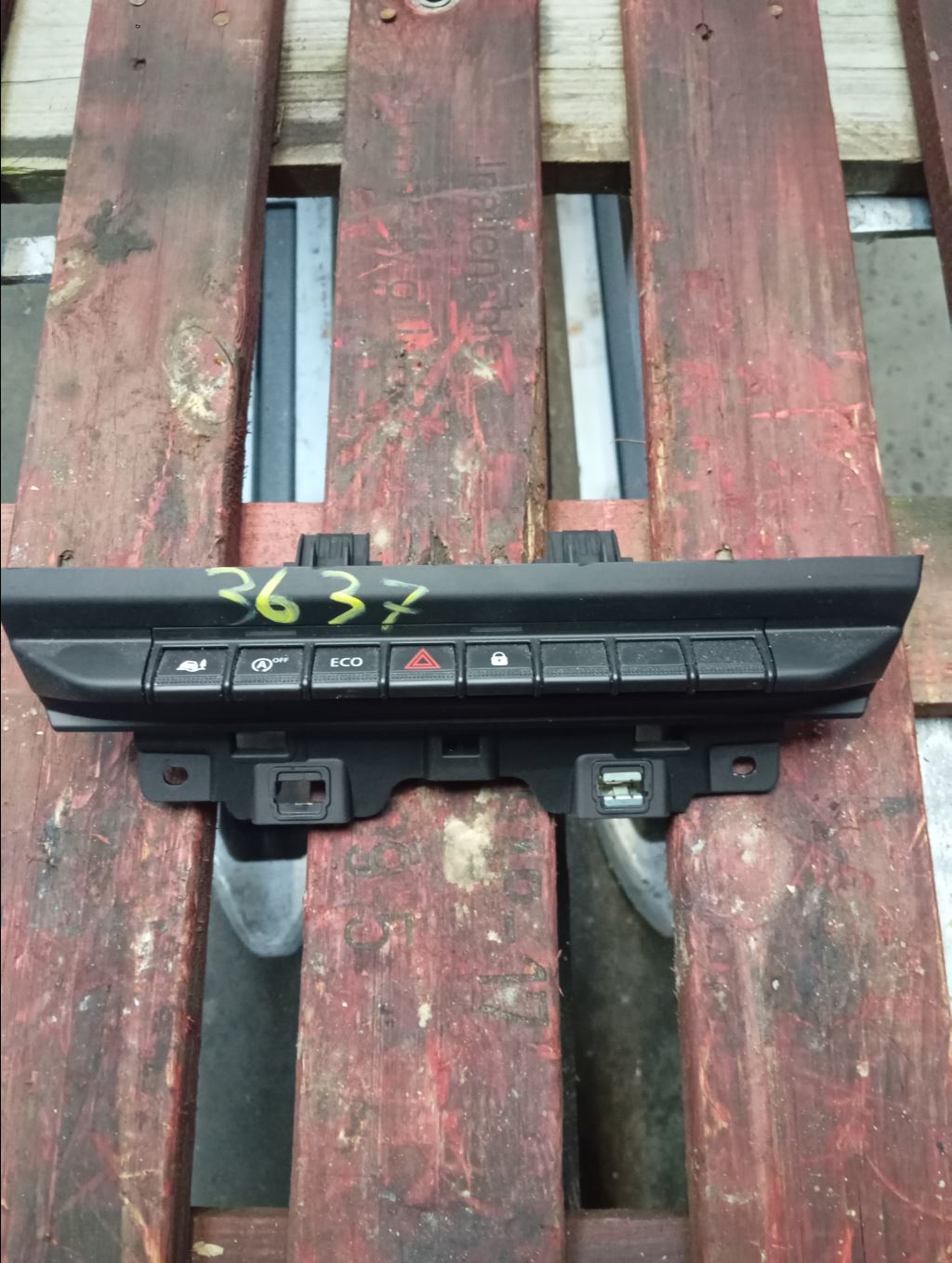 piece_NISSAN PRIMASTAR II 2021 FO BLOC INTERRUPTEUR 283E81404R