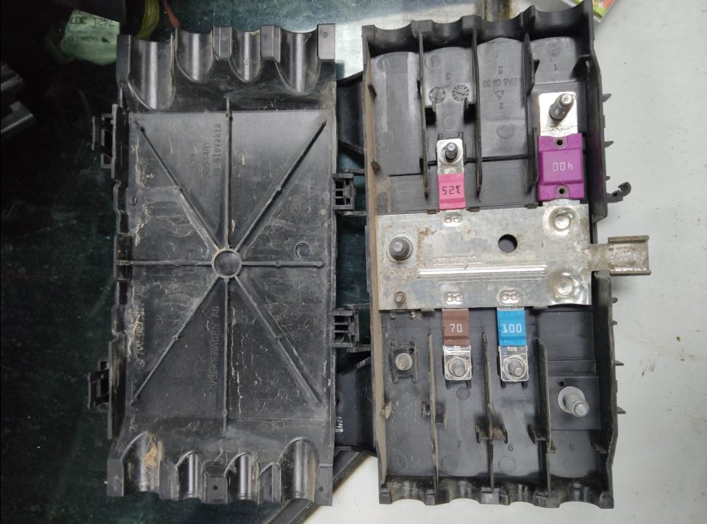 piece_VOLKSWAGEN CRAFTER  BOITIER FUSIBLE 7C0937517