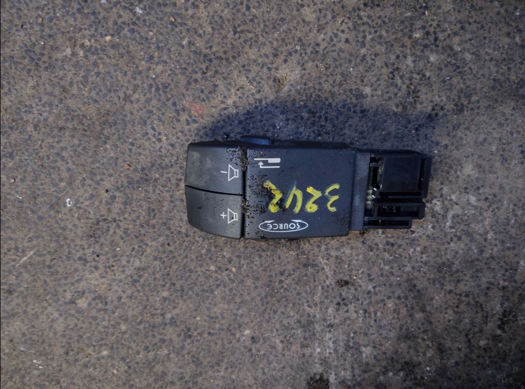 piece_RENAULT TRAFIC  COMMANDE RADIO AU VOLANT 8200009040