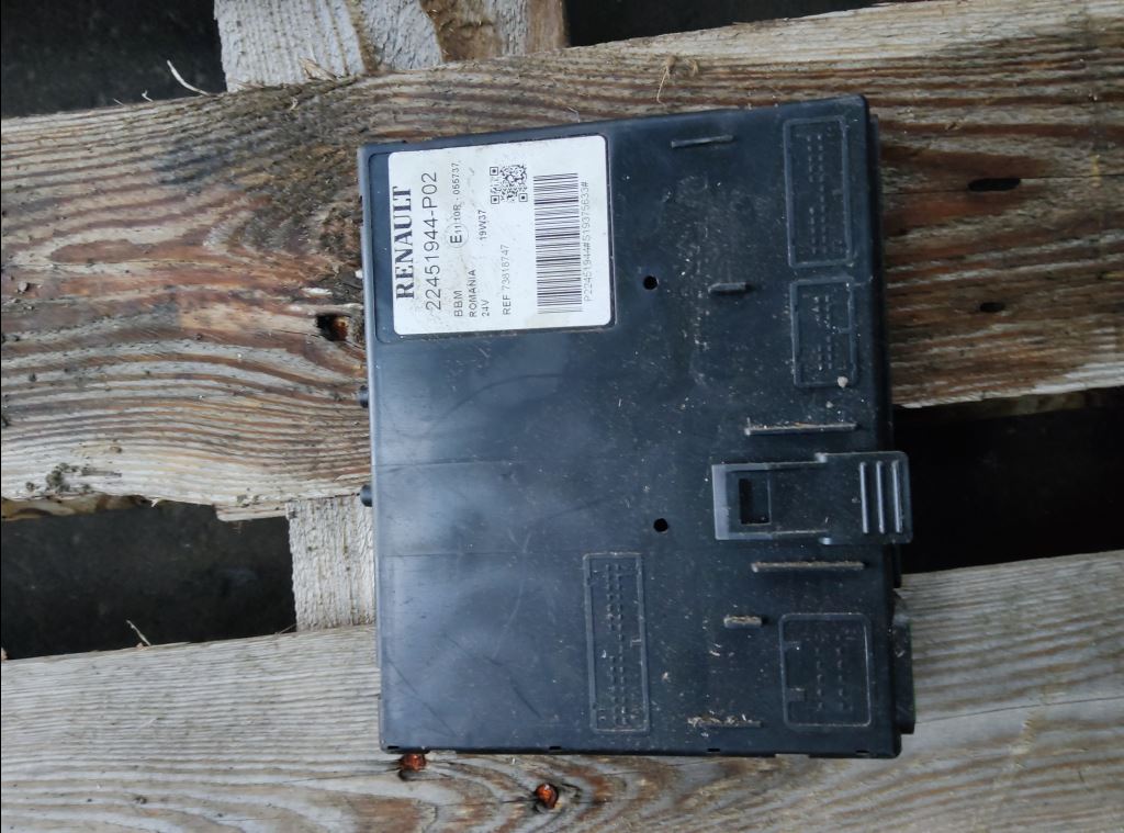 piece_RENAULT T BOITIER BBM 7422451944