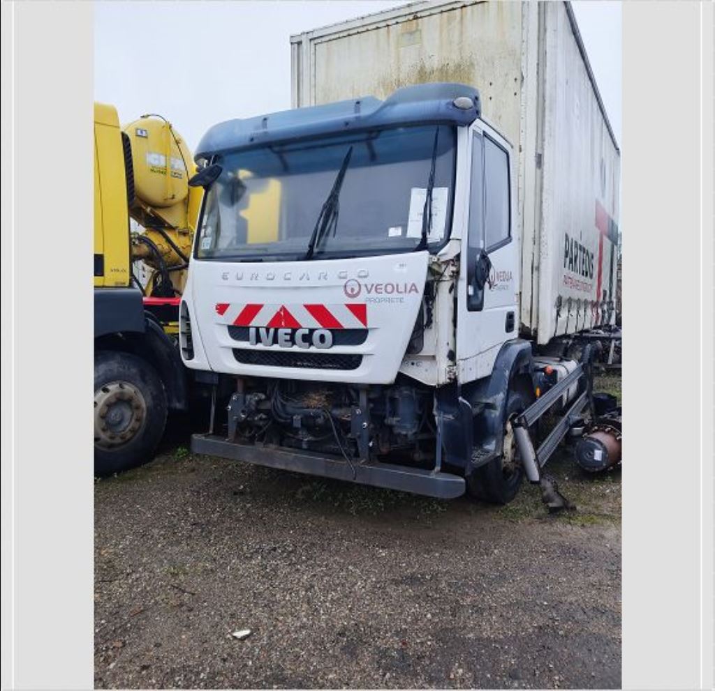 piece_IVECO 120E22 AILE AVANT GAUCHE 
