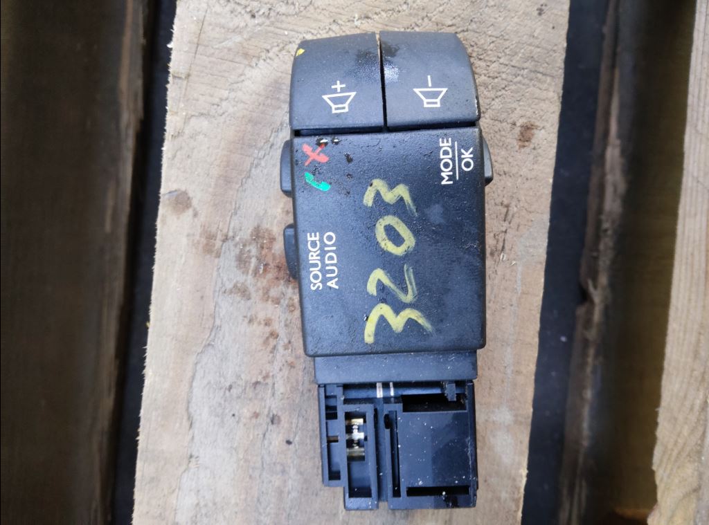 piece_RENAULT TRAFIC  COMMANDE RADIO AU VOLANT 255522448R