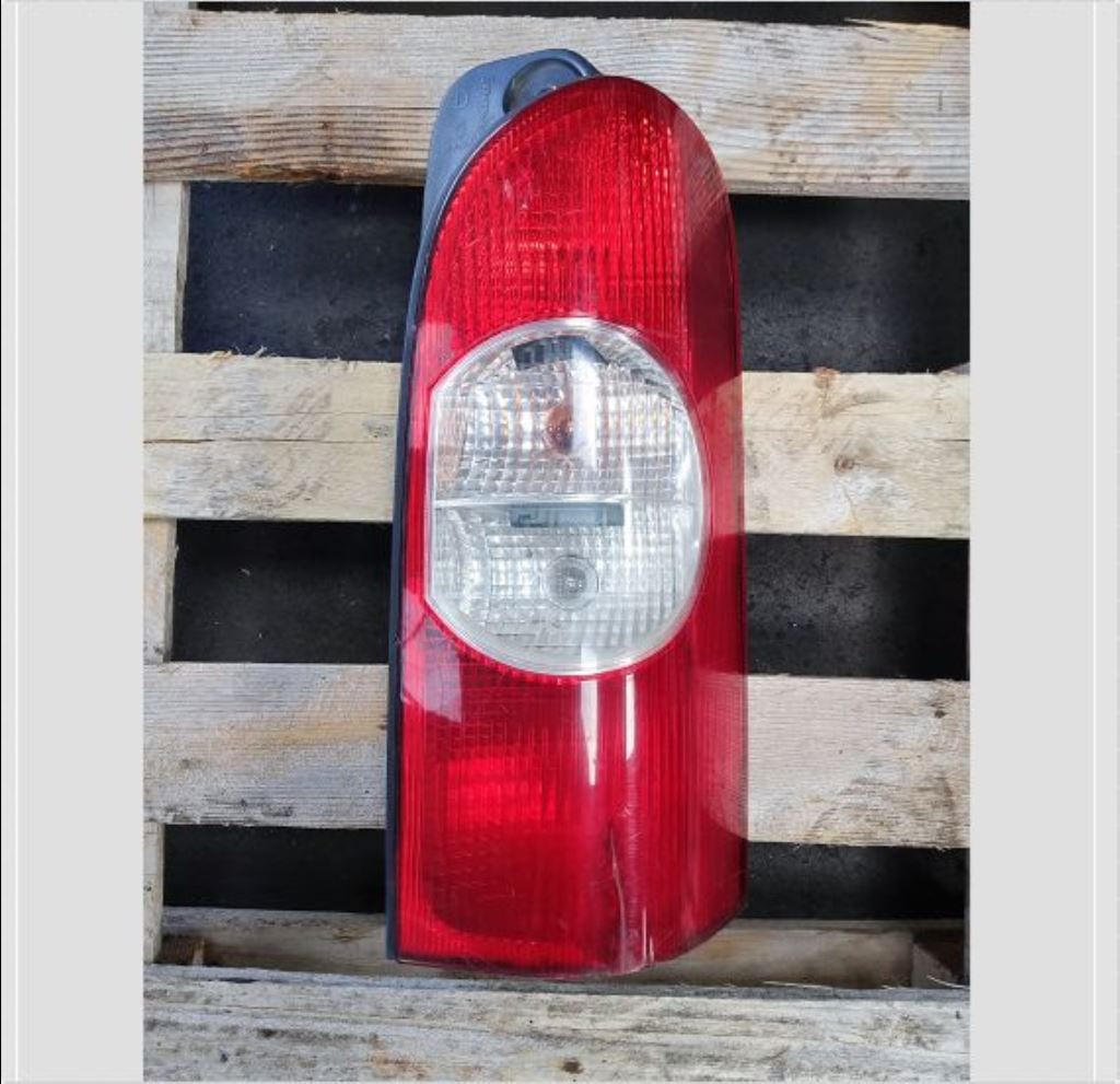 piece_RENAULT MASTER FEU ARRIERE DROIT 8200171478