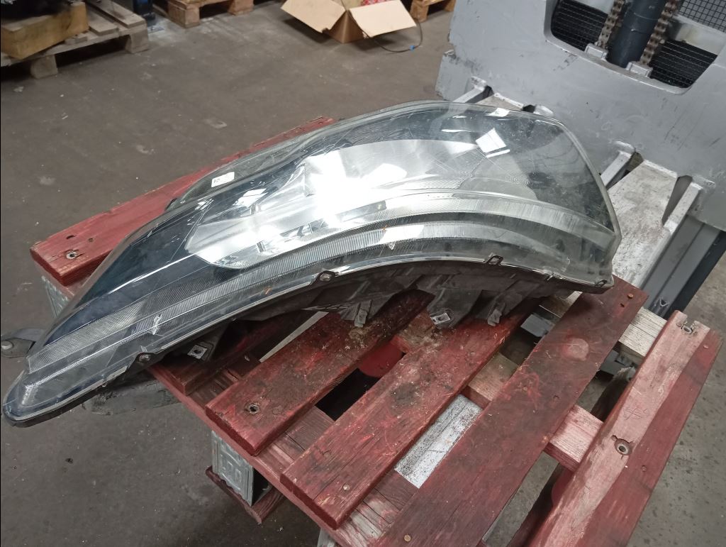 piece_IVECO 35C18  PHARE GAUCHE 5801473750