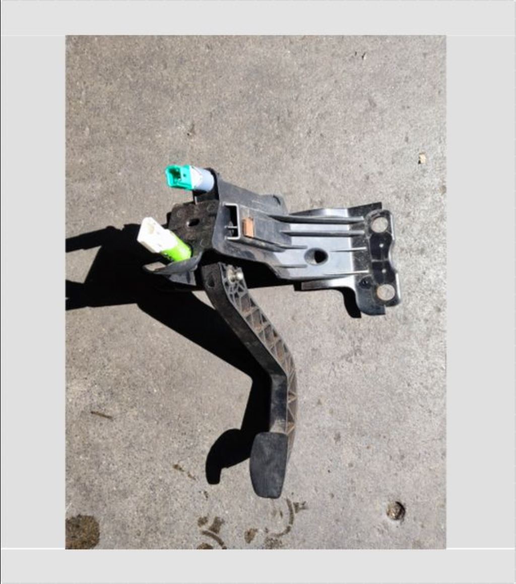 piece_RENAULT MASTER  PEDALE D'EMBRAYAGE 465401570R