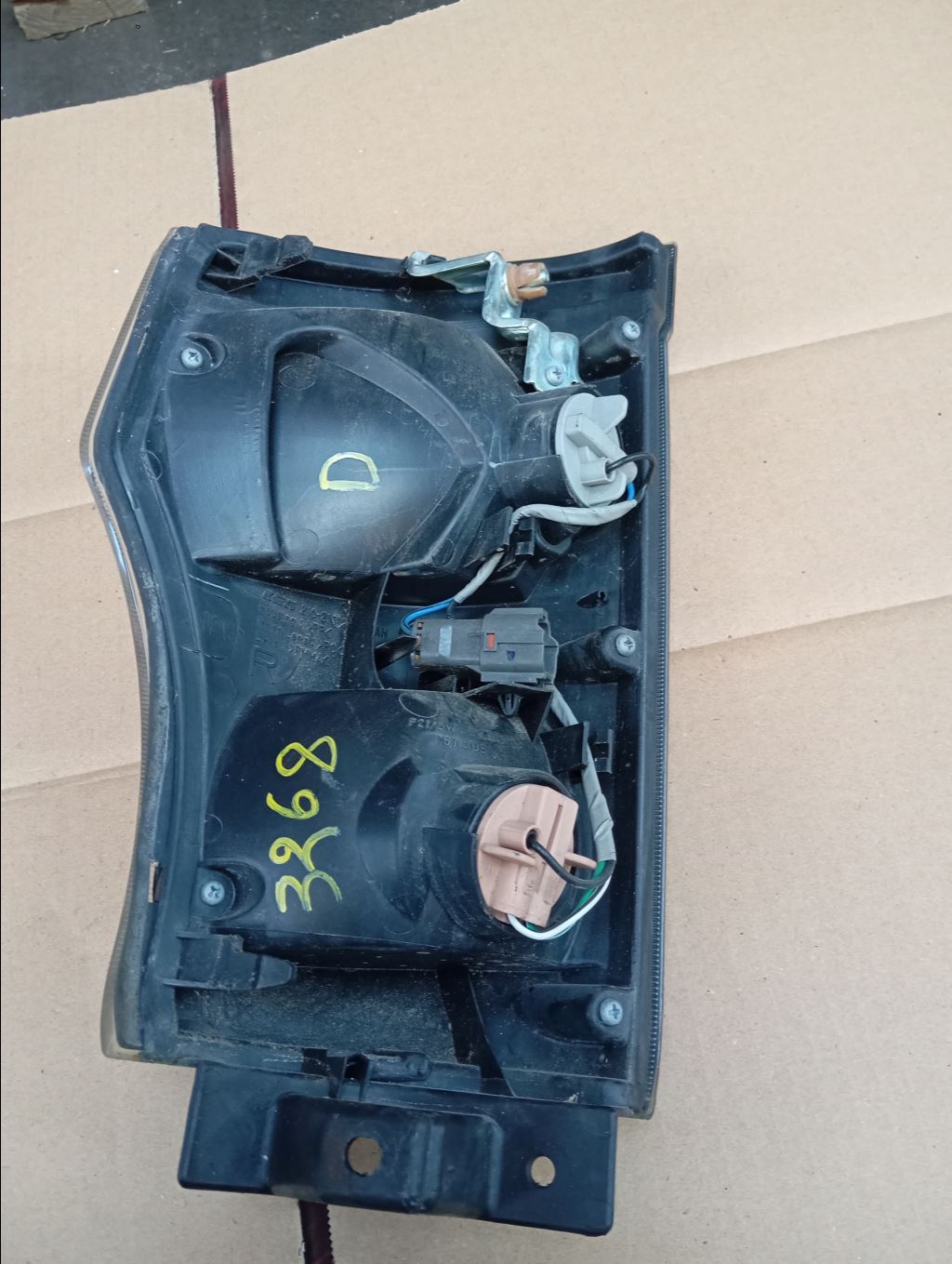 piece_ISUZU N 3.0D - 8V CLIGNOTANT AVANT DROIT 8-98010-881-0