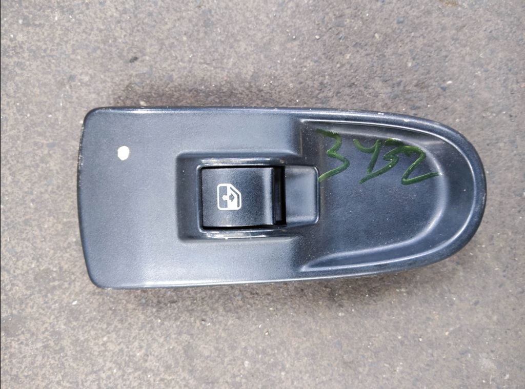 piece_IVECO DAILY FOURGON 2012 3 INTERRUPTEUR LEVE VITRE AVD 5801484225