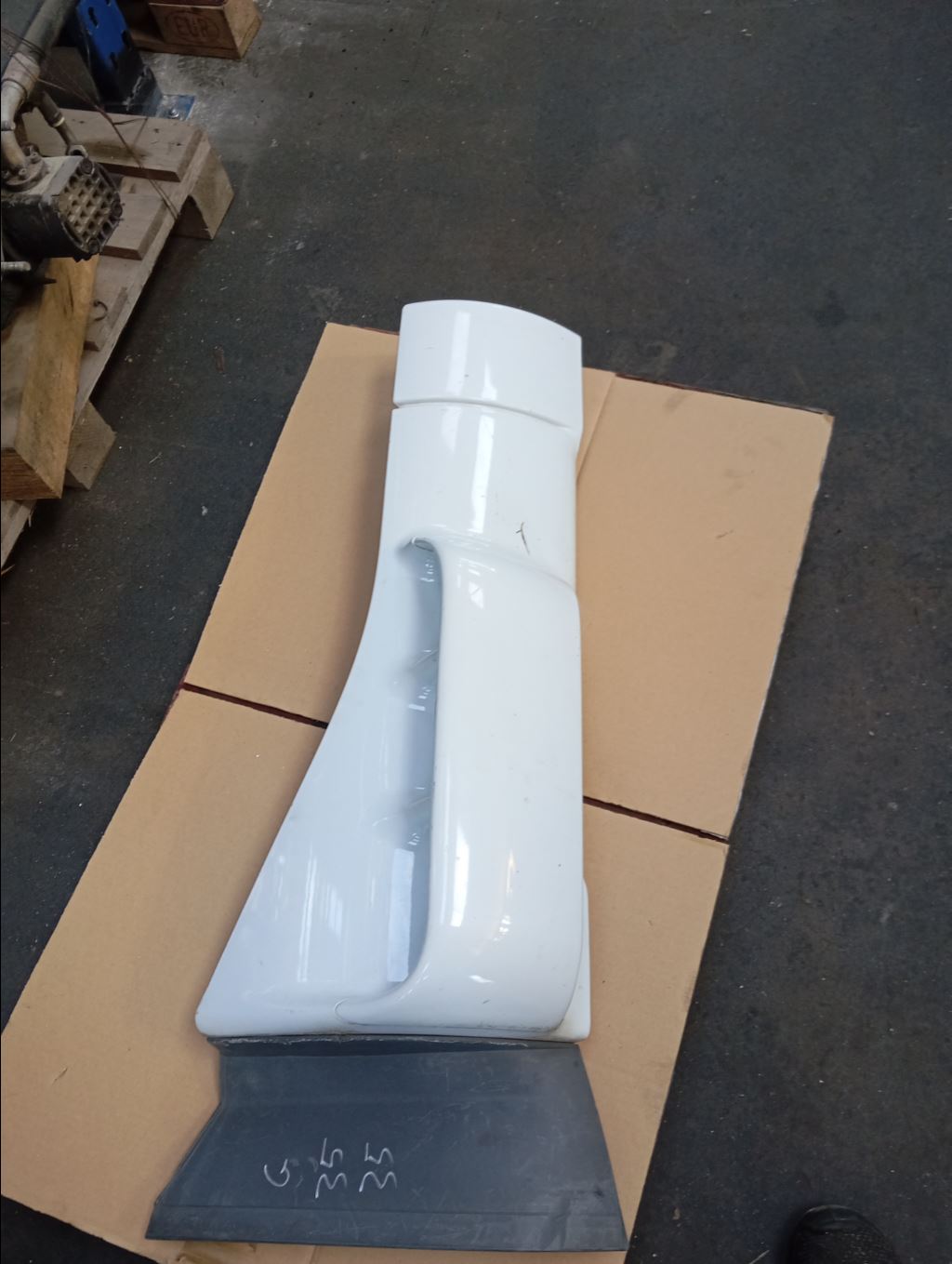 piece_IVECO 190S35  DEFLECTEUR AVANT GAUCHE 504056034