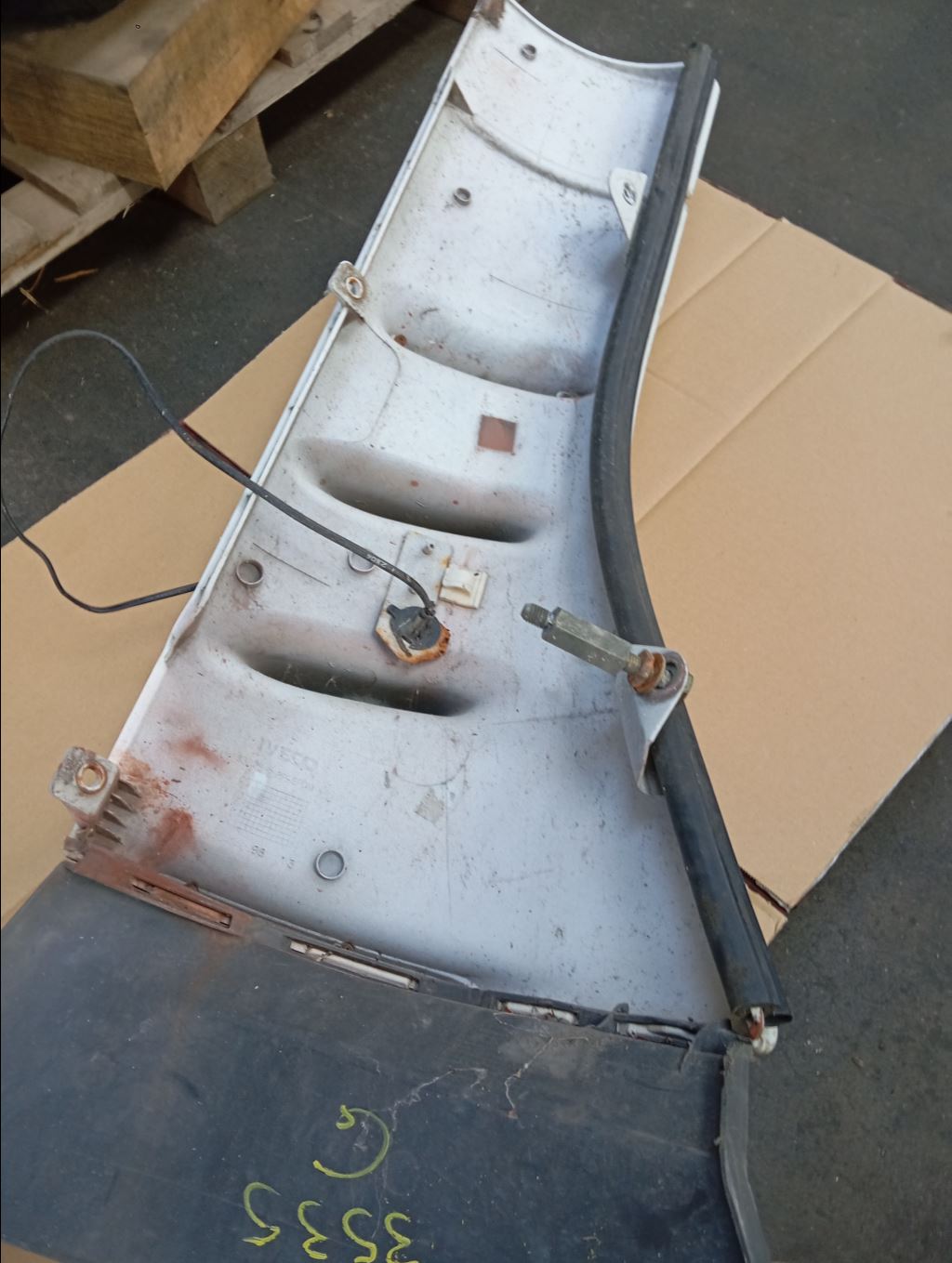 piece_IVECO 190S35  DEFLECTEUR AVANT DROIT 504056033