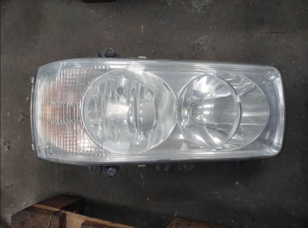 piece_DAF CF85  PHARE GAUCHE 1832396