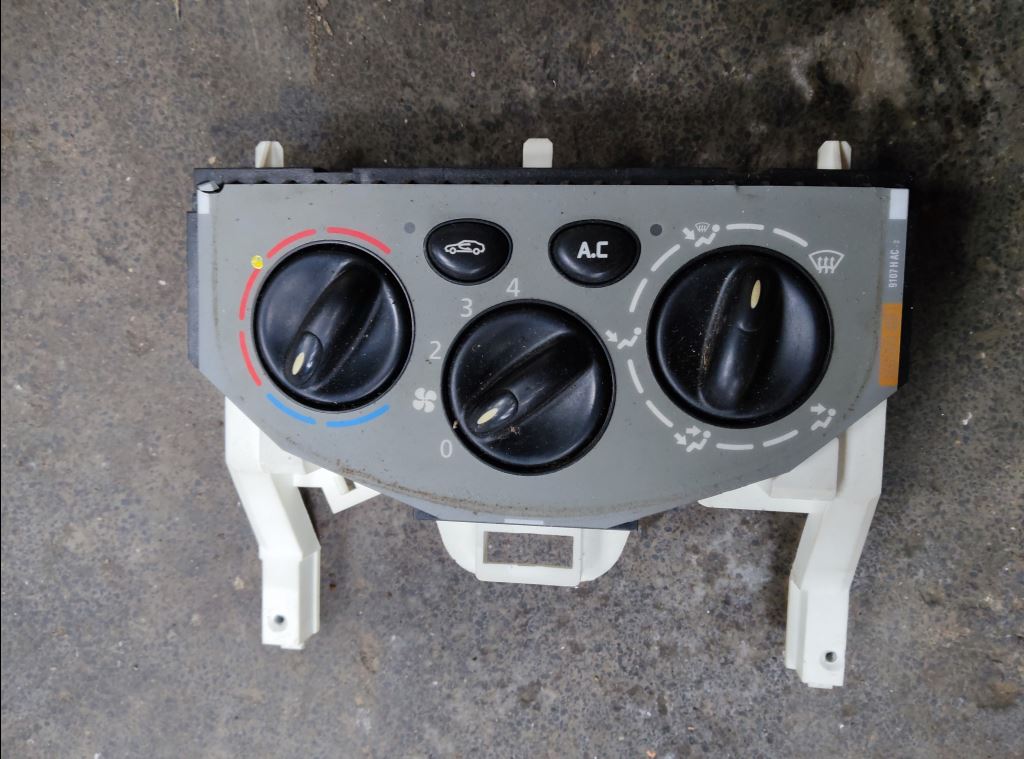 piece_RENAULT TRAFIC 1.9 DCI - 8V TURBO BLOC COMMANDE CHAUFFAGE 275100120R