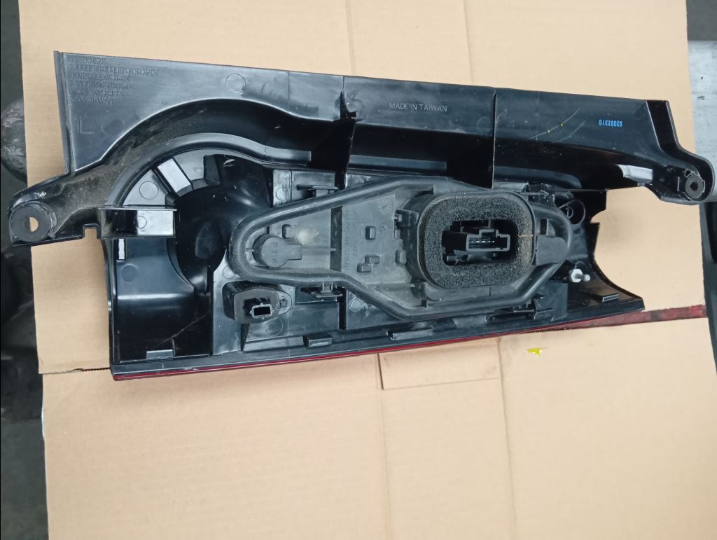 piece_PEUGEOT PARTNER 1.6 HDI - 8V TURBO FEU ARRIERE GAUCHE