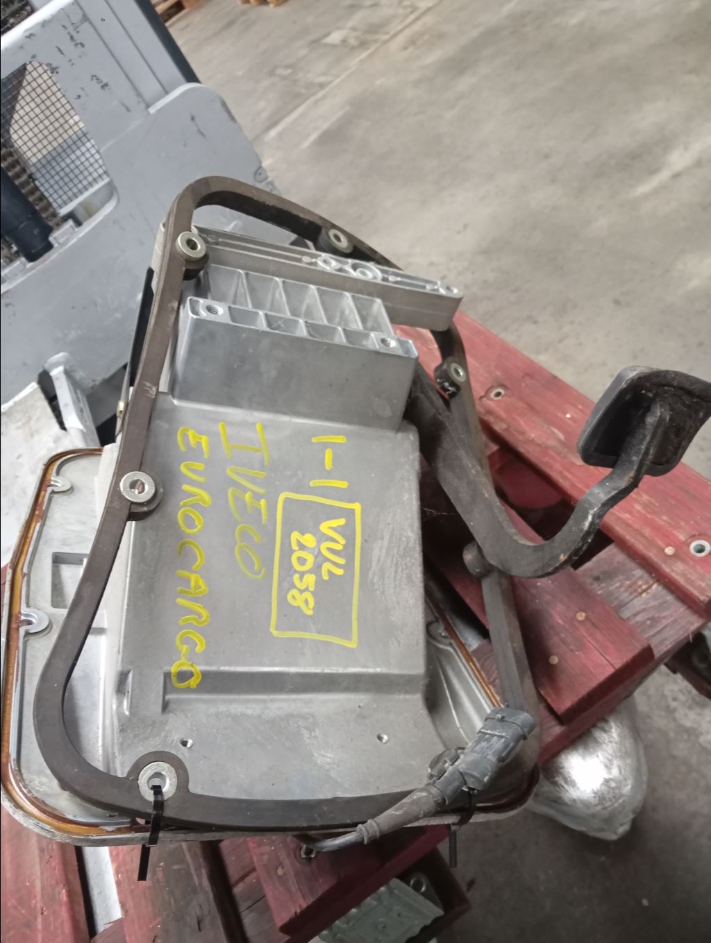 piece_IVECO 120E22 PEDALIER 504302920