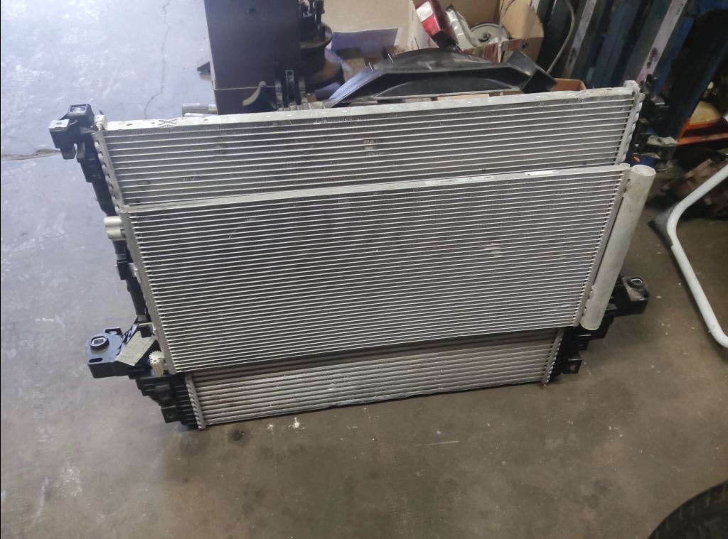 piece_RENAULT MASTER 4 RADIATEUR EAU 214106556R