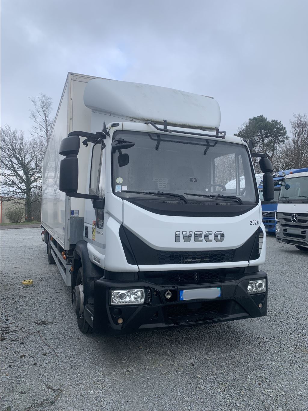 piece_IVECO 140E19  FUSEE AVANT GAUCHE 7187041