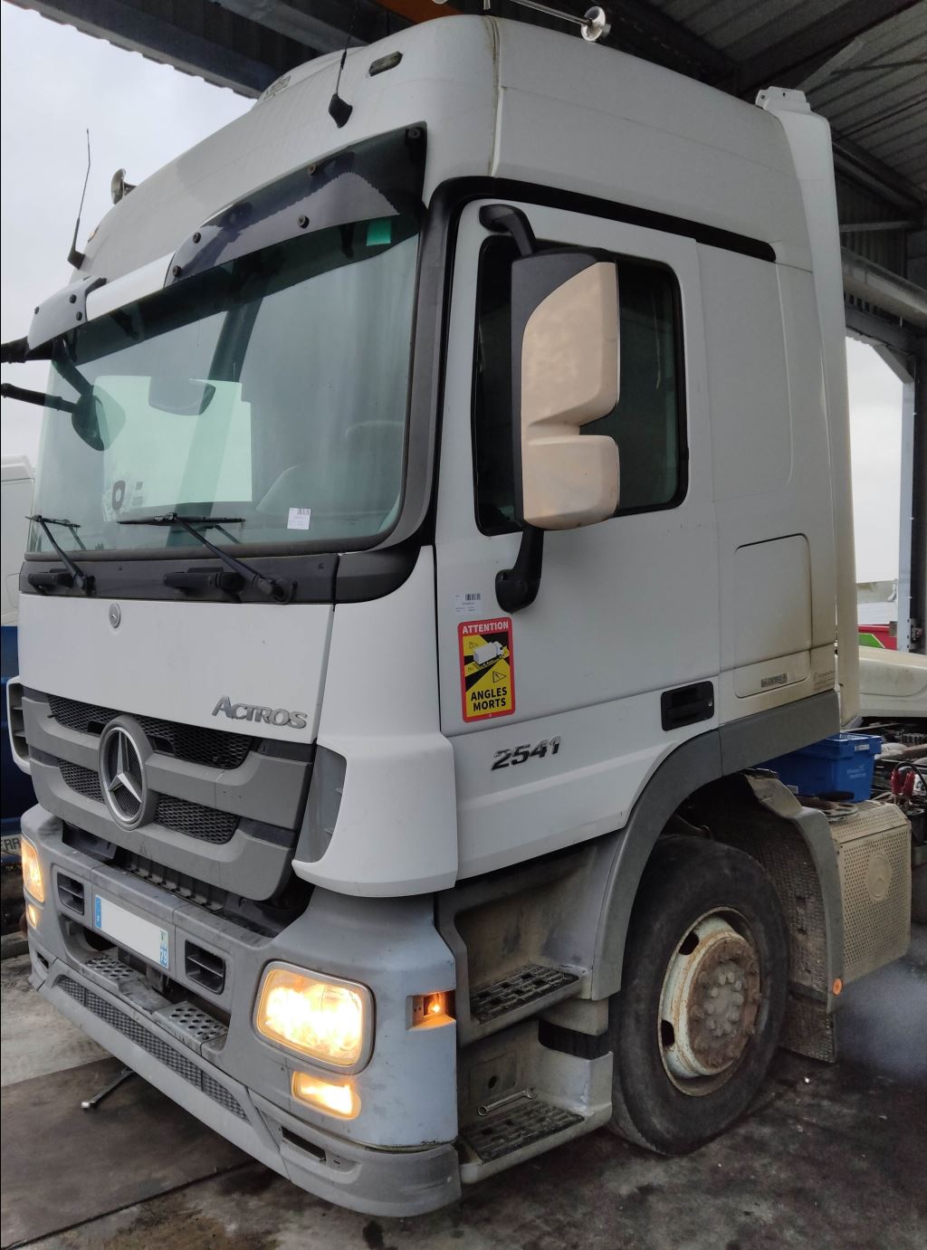 piece_MERCEDES ACTROS  FUSEE AVANT GAUCHE