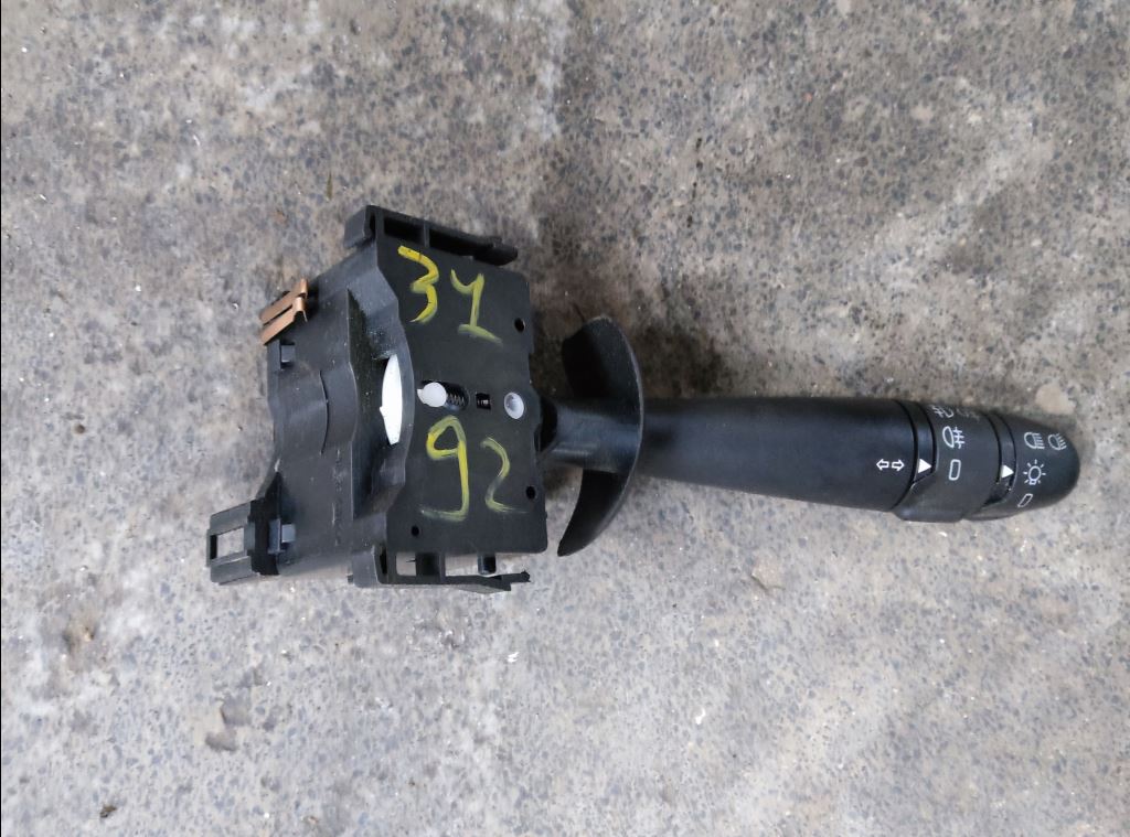 piece_RENAULT TRAFIC 1.9 DCI - 8V TURBO COMMODO PHARES 7701059356