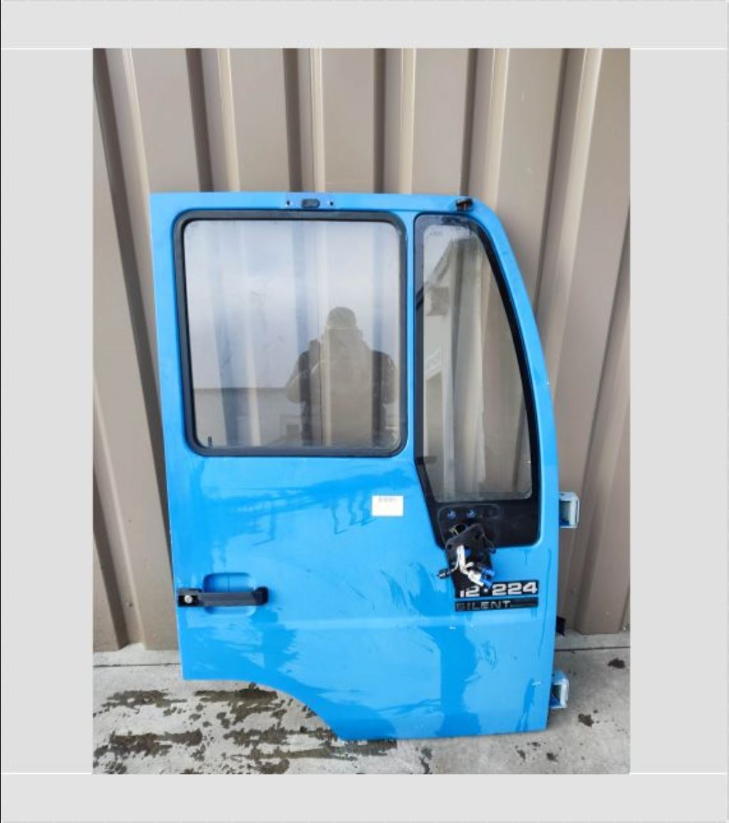 piece_MAN 12.224 PORTE AVANT DROITE 85626004002