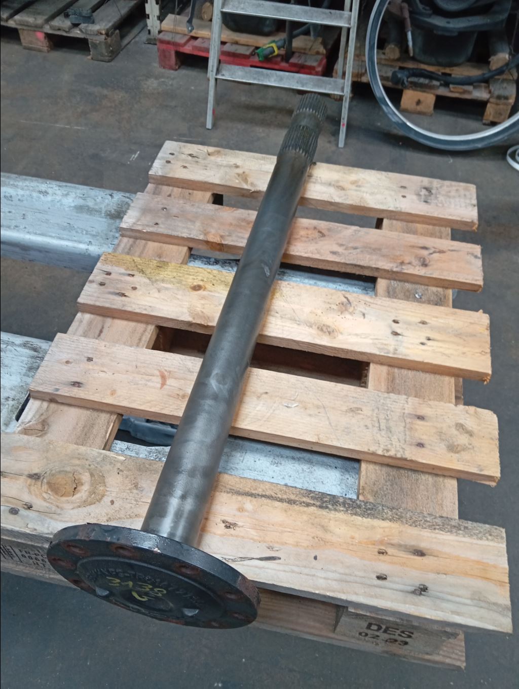 piece_MAN TGX 18570 ARBRE DE ROUE ARRIERE GAUCHE 81.35502-0146