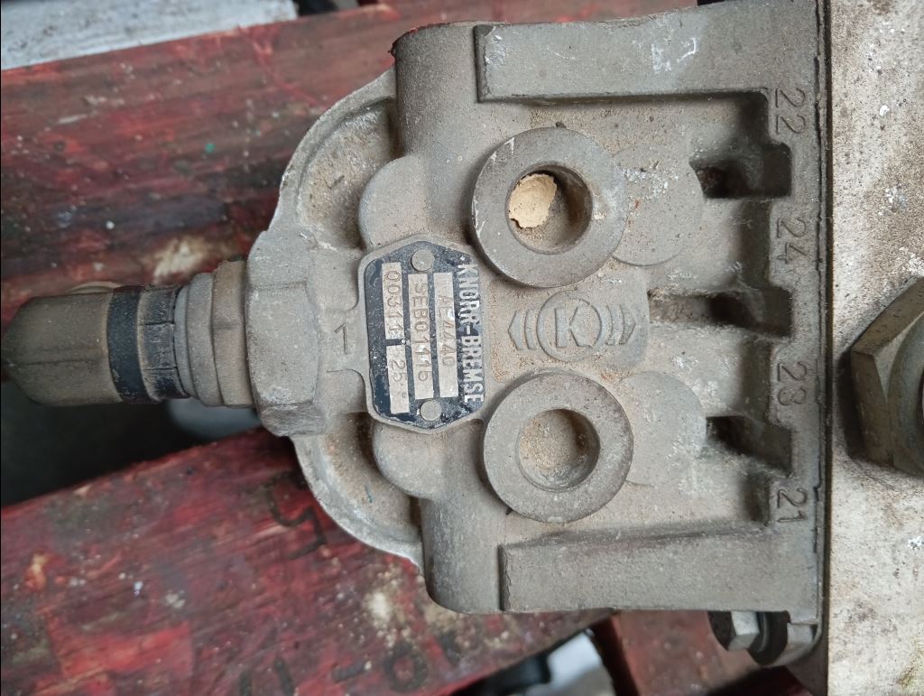 piece_RENAULT M210 13 C VALVE 4 VOIES