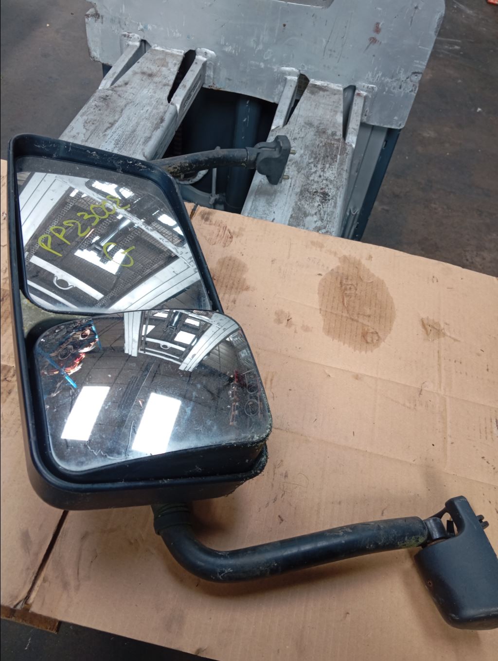 piece_NISSAN ATLEON RETROVISEUR ELECTRIQUE GAUCHE 96366-LA80A