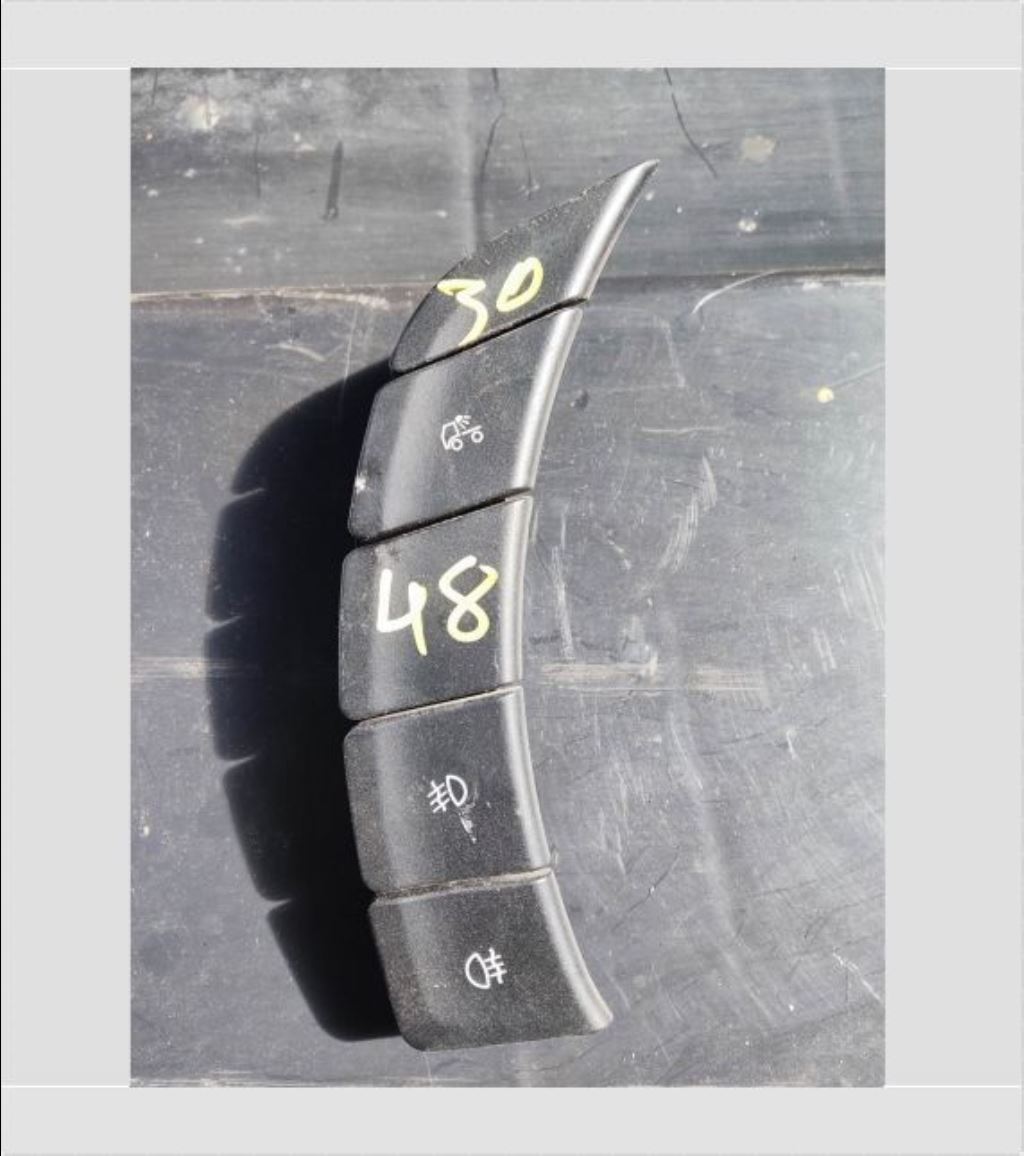 piece_IVECO AS WAY 490 INTERRUPTEUR ANTI BROUILLARDS AV 5801307775