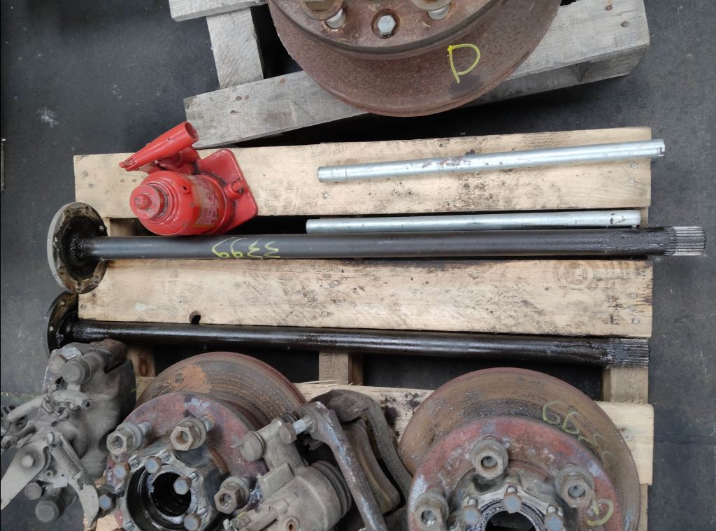 piece_IVEC35C18 ARBRE DE ROUE ARRIERE GAUCHE 99808405