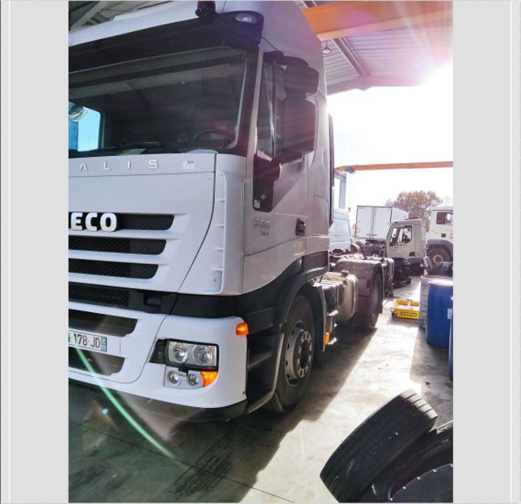 piece_IVECO STRALIS 440 CURSOR 13 MARCHEPIED GAUCHE 2997118
