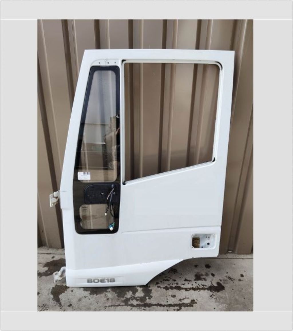 piece_IVECO 80E18 PORTE AVANT GAUCHE 504232513