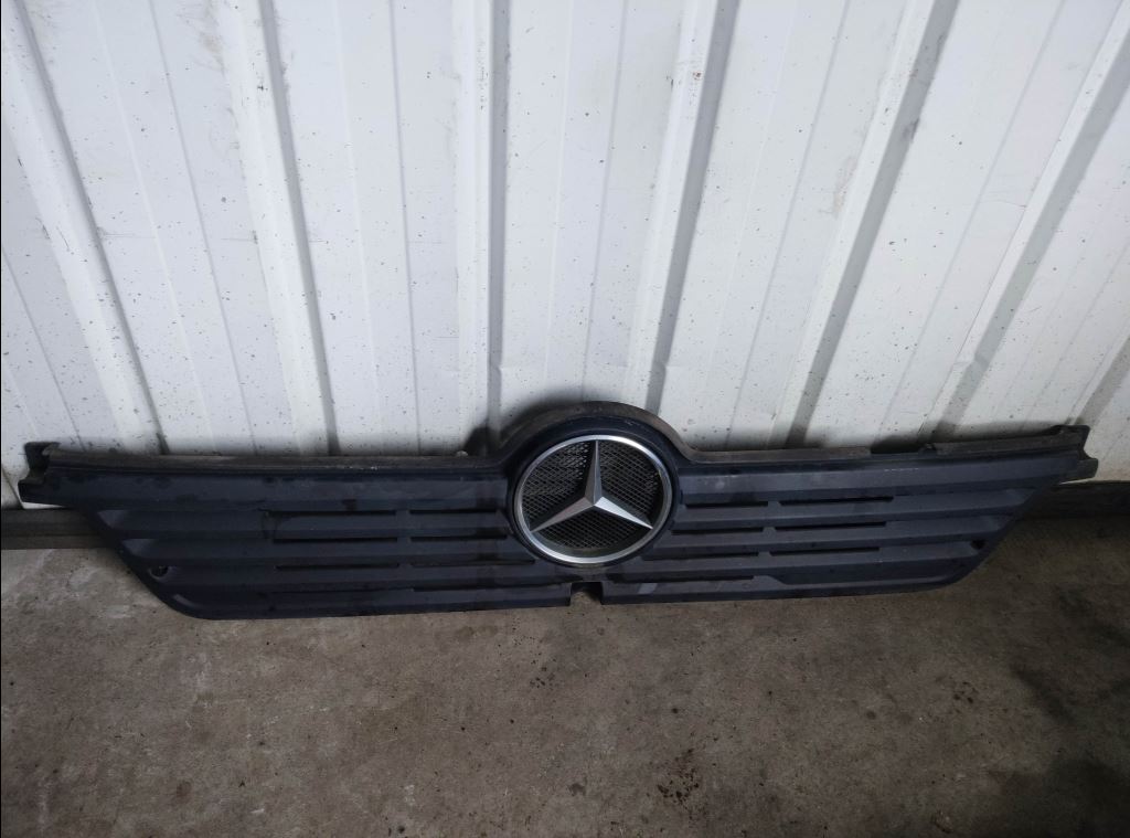 piece_MERCEDES 1323  CALANDRE INFERIEURE 