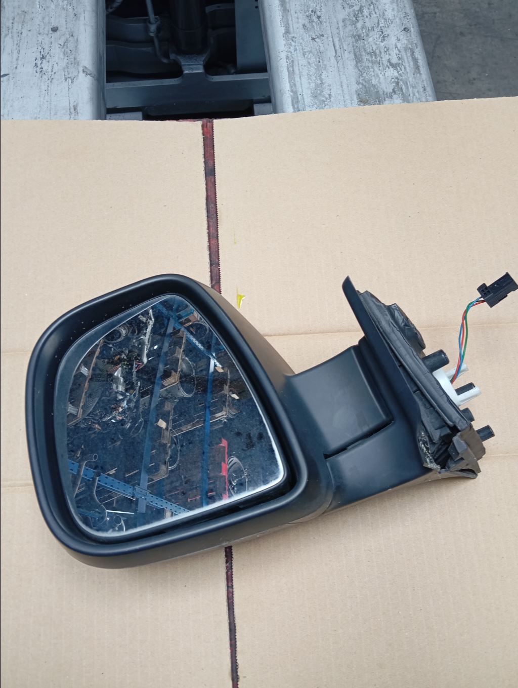 piece_PEUGEOT PARTNER 1.6 HDI - 8V TURBO RETROVISEUR ELECTRIQUE GAUCHE