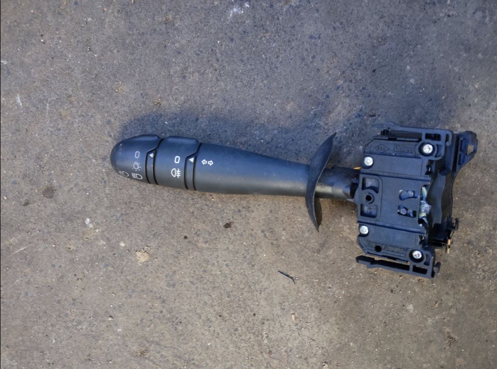 piece_RENAULT TRAFIC  COMMODO PHARES 7701072091