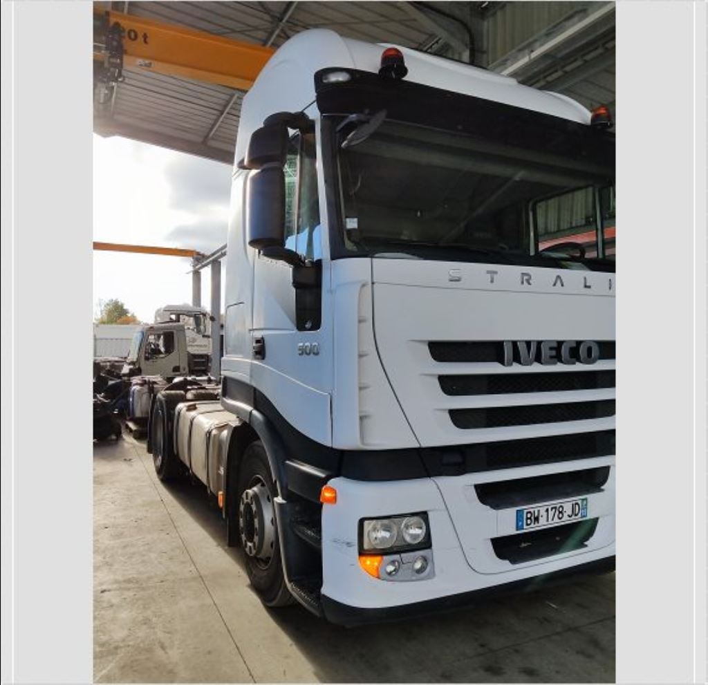 piece_IVECO STRALIS 440 CURSOR 13 RETROVISEUR DROIT COMPLET