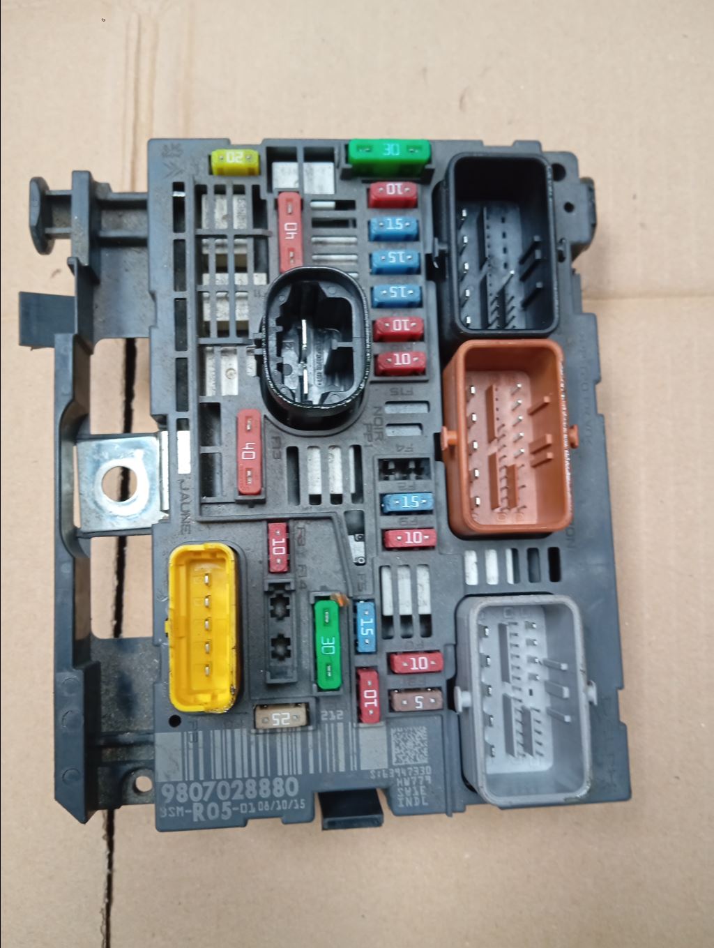 piece_PEUGEOT PARTNER 1.6 HDI - 8V TURBO BOITIER FUSIBLE 9807028880