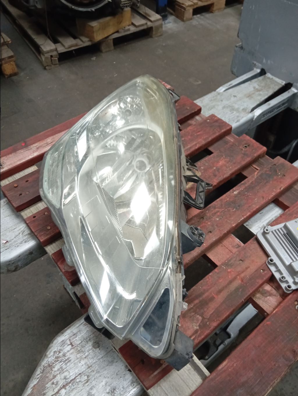 piece_PEUGEOT PARTNER 1.6 HDI - 8V TURBO PHARE DROIT