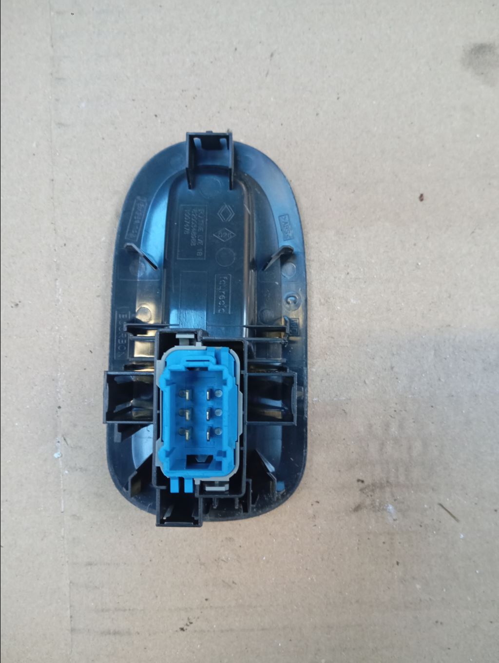 piece_RENAULT MASTER 2.3 DCI - 16V TURBO INTERRUPTEUR LEVE VITRE AVD 809600028R