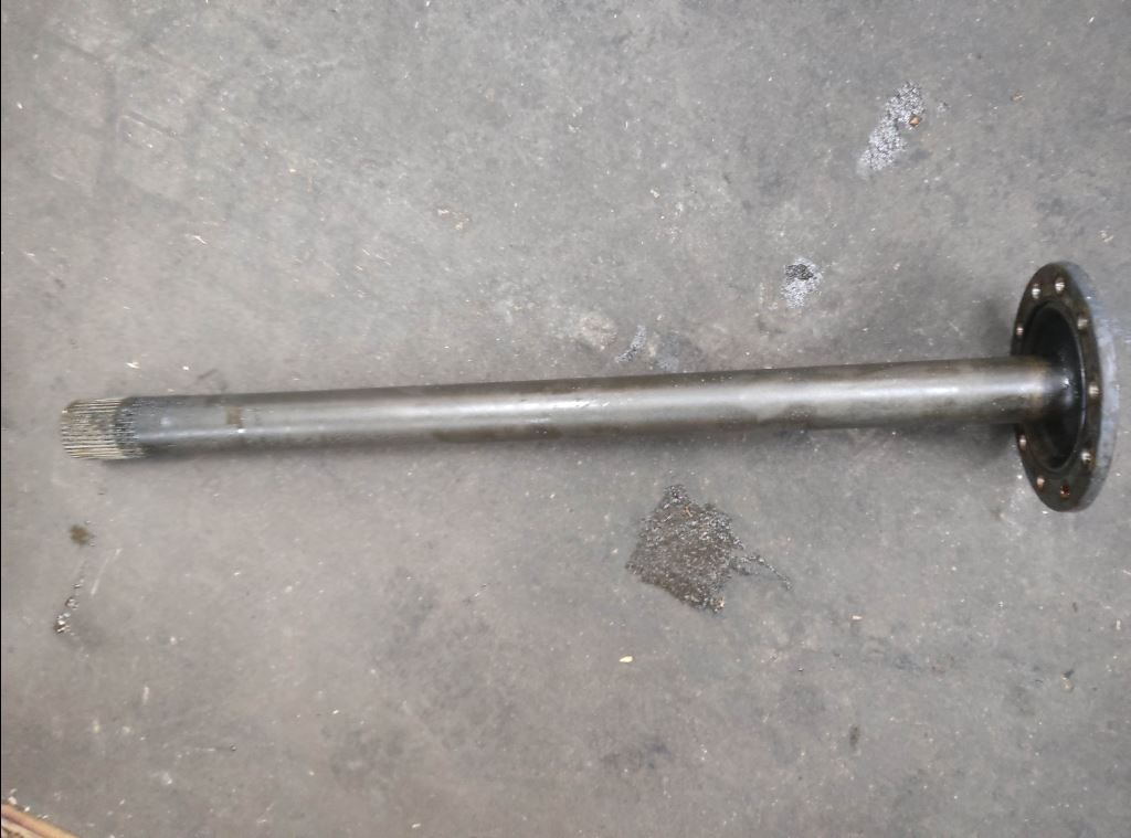 piece_DAF XF480 ARBRE DE ROUE ARRIERE DROIT 1363851