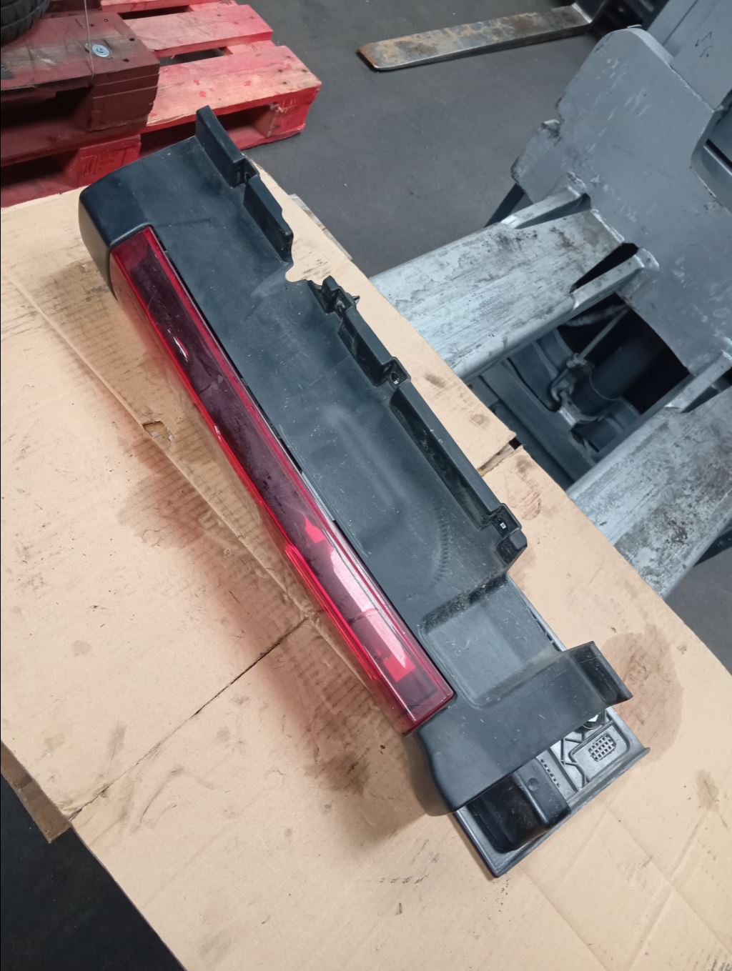 piece_NISSAN PRIMASTAR II 2021 FO FEU ARRIERE GAUCHE 26555-00Q0J