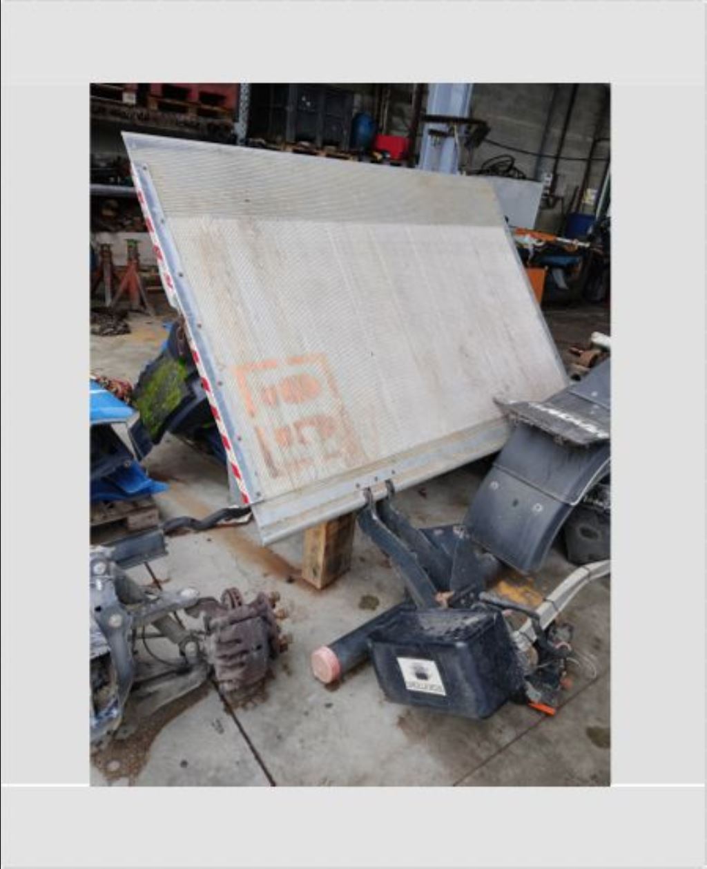 piece_IVECO 35C15  HAYON COMPLET DHLE.10 15075043