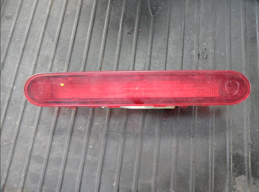 piece_RENAULT KANGOO KANG. GD FEU ARRIERE CENTRAL 89071182