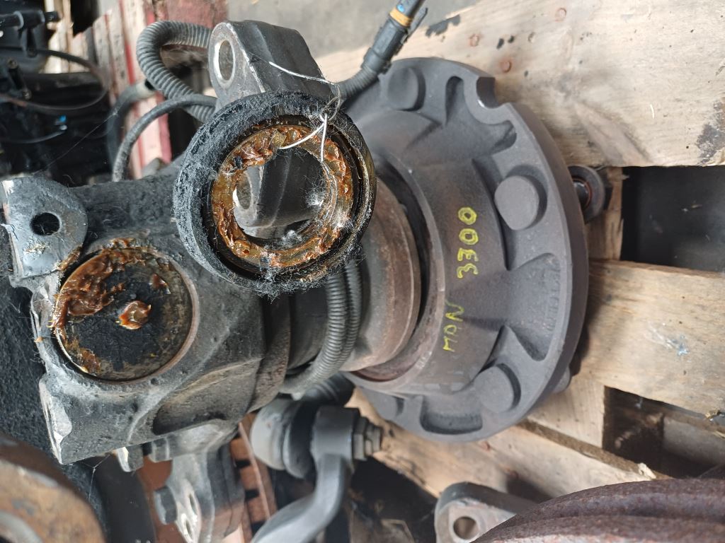 piece_MAN 10.220  MOYEU AVANT DROIT + FUSEE 81.44301-0191