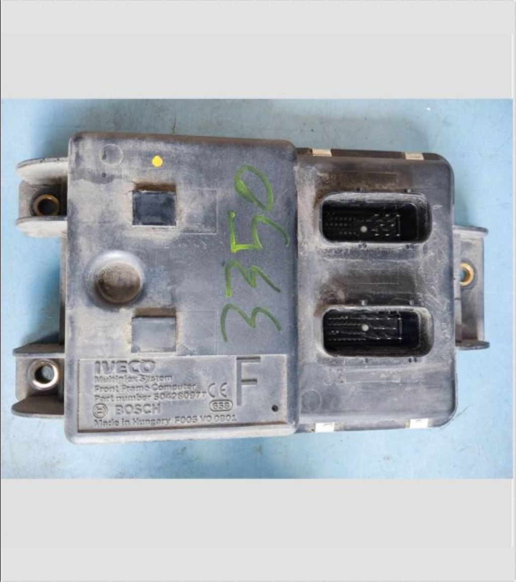 piece_IVECO AS440T BOITIER ECU AVANT 504280977